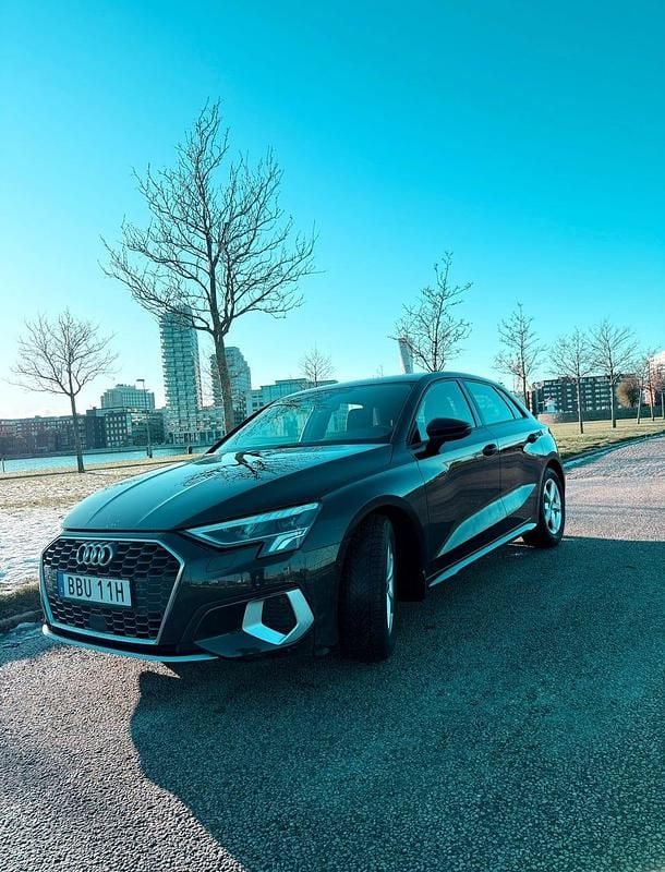 Svart Begagnad 2021 Audi A3 Sportback Halvkombi | 225 000 kr (Marknadspris) - Bild 1/4