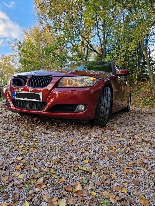 Röd Begagnad 2011 BMW 320 Efficient Dynamics Kombi | 80 000 kr (Superpris) - Bild 1/4