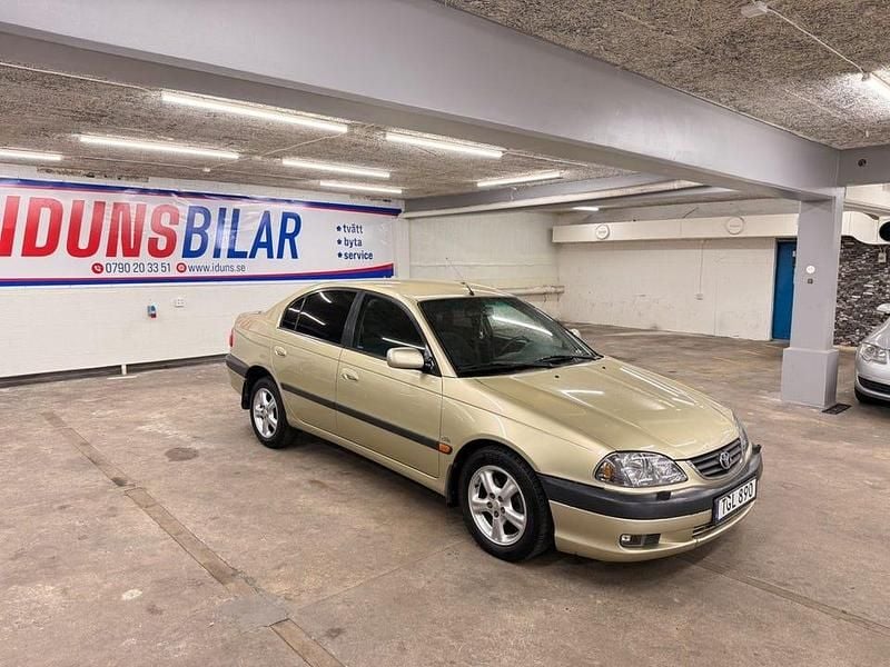 Begagnad Toyota Avensis 150 HK (110 kW) 2001 Ljusgul Sedan