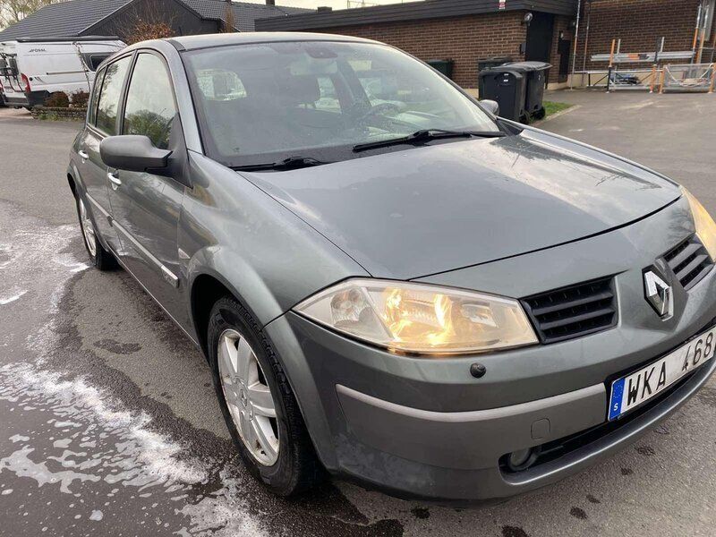 Grå Begagnad 2005 Renault Mégane II Halvkombi | 16 900 kr (Marknadspris) - Bild 1/4