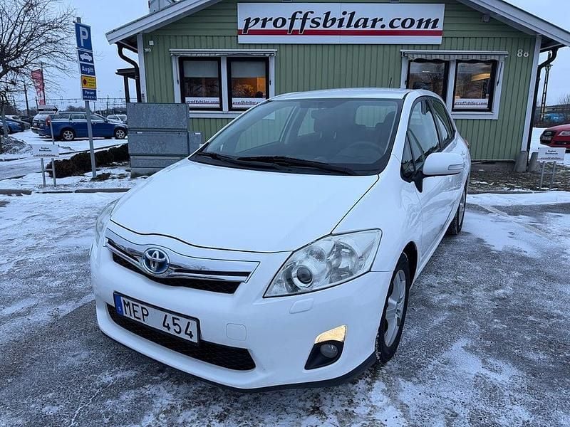 Vit Begagnad 2011 Toyota Auris Hybrid Plus Halvkombi | 94 900 kr (Bra pris) - Bild 1/4