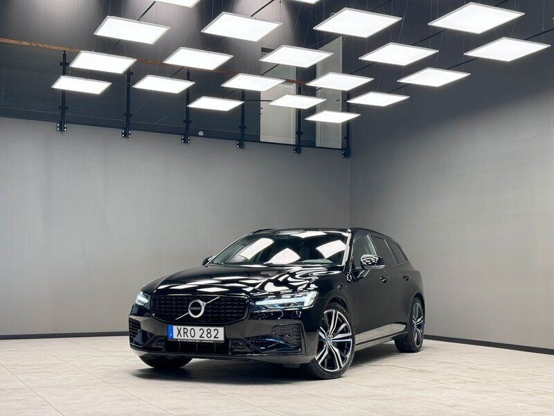 Svart Begagnad 2020 Volvo V60 R-Design Kombi | 329 900 kr (Marknadspris) - Bild 1/3