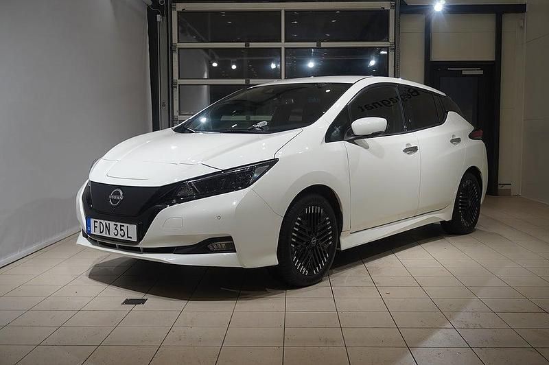 Vit Begagnad 2023 Nissan Leaf N-Connecta Halvkombi | 208 800 kr (Marknadspris) - Bild 1/4