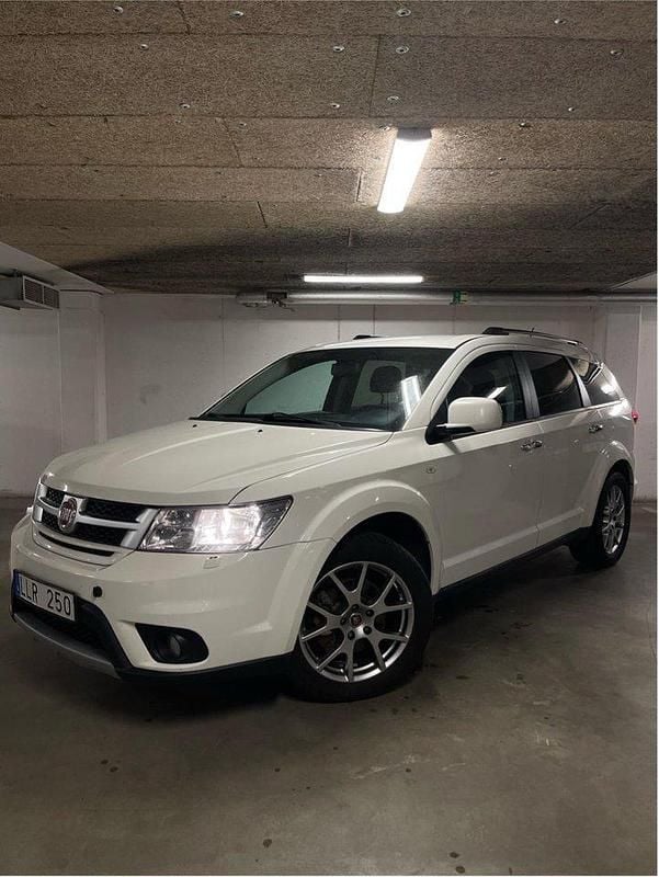 Vit Begagnad 2014 Fiat Freemont SUV | 109 900 kr (Marknadspris) - Bild 1/4