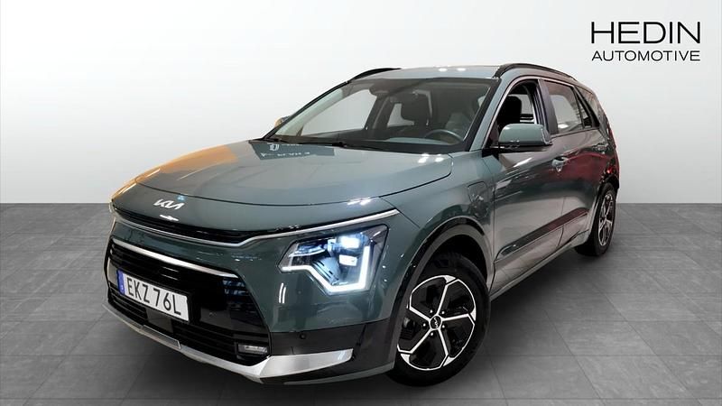 Grön (green) Begagnad 2022 Kia Niro SUV | 309 900 kr (Marknadspris) - Bild 1/4