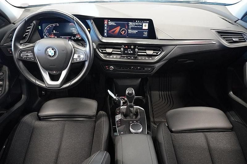Begagnad BMW 118 Sport Line 136 HK (100 kW) 2023 Svart Halvkombi