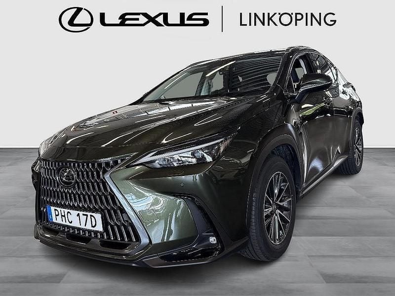 Grön Begagnad 2024 Lexus NX450h+ Business Edition SUV | 579 000 kr (Marknadspris) - Bild 1/4