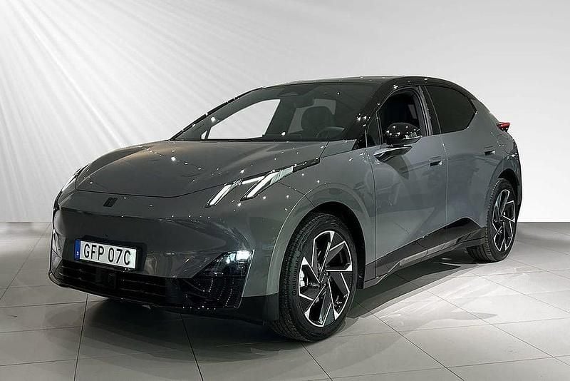 Grå Begagnad 2024 Lynk & Co 02 SUV | 429 900 kr (Marknadspris) - Bild 1/4