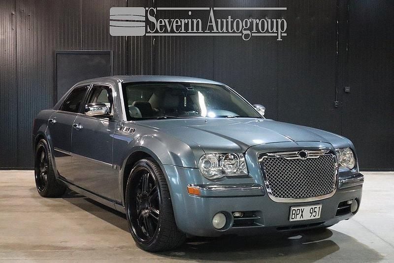 Mörkgrön Begagnad 2006 Chrysler 300C Sedan | 79 900 kr (Marknadspris) - Bild 1/4