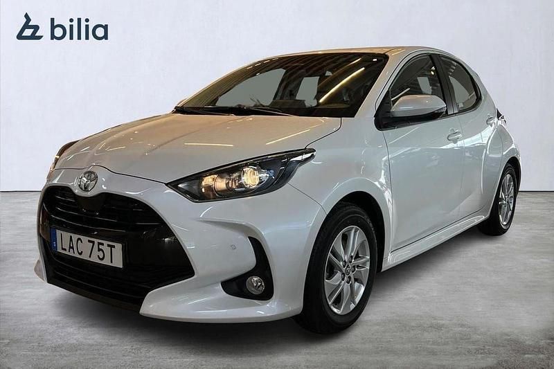 Vit Begagnad 2024 Toyota Yaris Hybrid Active Halvkombi | 249 900 kr (Marknadspris) - Bild 1/4