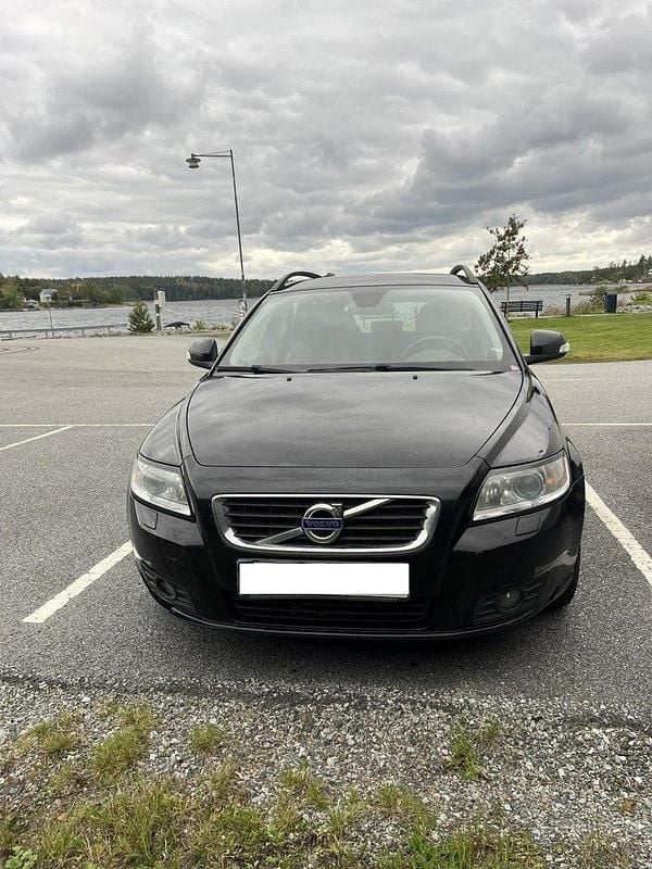 Svart Begagnad 2011 Volvo V50 Momentum Kombi | 35 000 kr (Superpris) - Bild 1/4