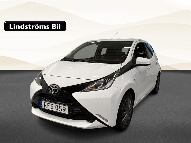 Begagnad Toyota Aygo X-play 69 HK (50 kW) 2017 Vit Halvkombi