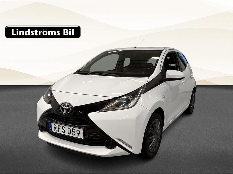 Vit Begagnad 2017 Toyota Aygo X-play Halvkombi | 84 900 kr (Marknadspris) - Bild 1/3