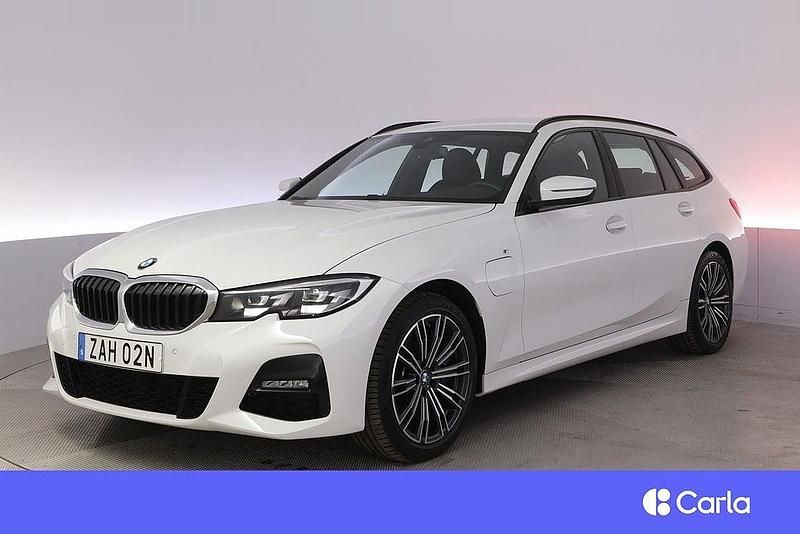 Svart Begagnad 2020 BMW 330e Sport Line Kombi | 314 900 kr (Marknadspris) - Bild 1/4