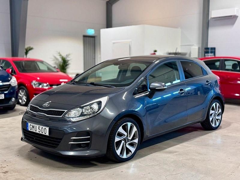 Grå Begagnad 2016 Kia Rio Halvkombi | 99 900 kr (Lite dyr) - Bild 1/4