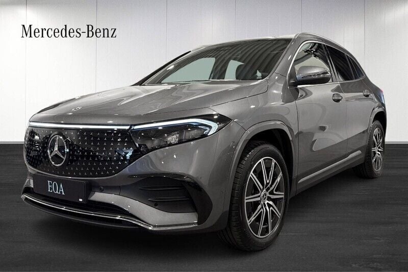 Mörkgrå (grey) Ny 2025 Mercedes EQA300 AMG SUV | 624 100 kr (Marknadspris) - Bild 1/4