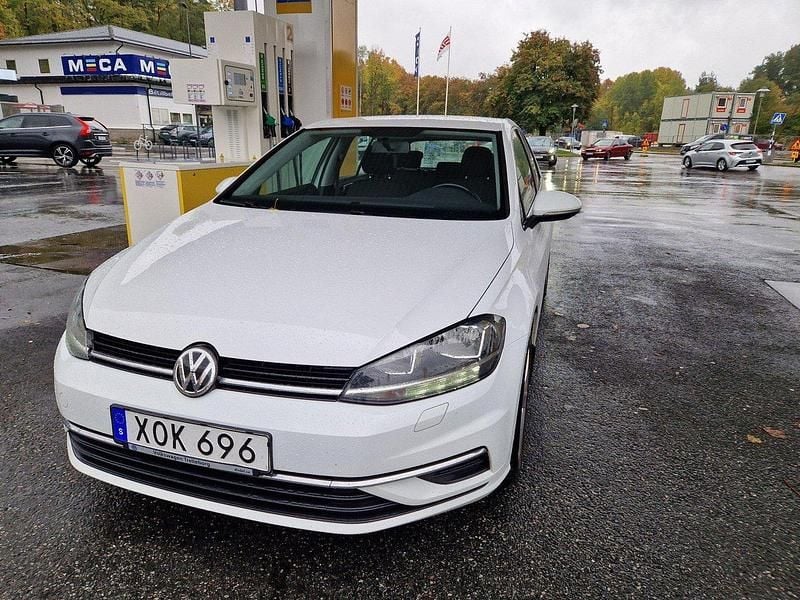 Vit Begagnad 2017 VW Golf VII Halvkombi | 100 000 kr (Bra pris) - Bild 1/4
