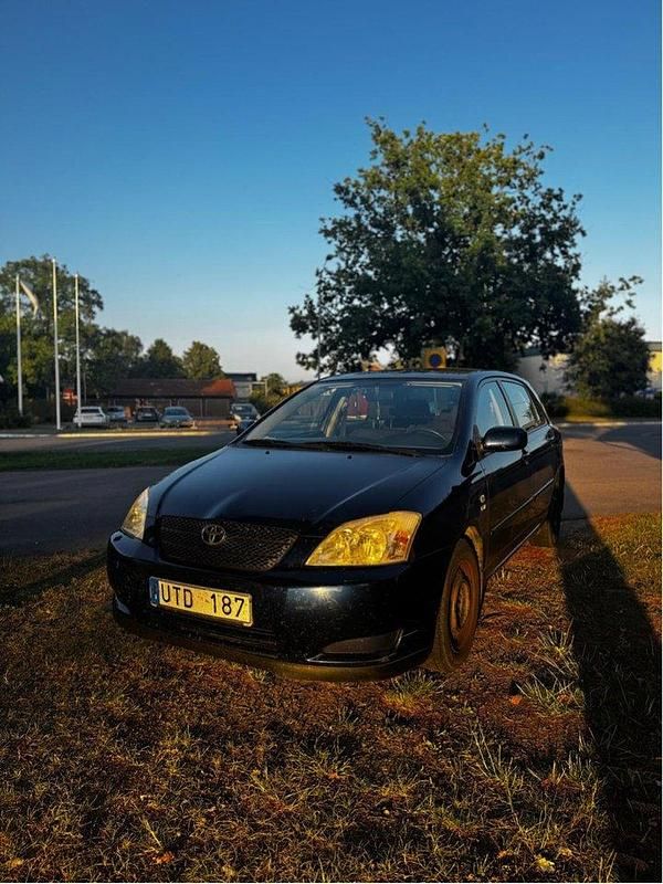 Blå Begagnad 2004 Toyota Corolla Halvkombi | 21 000 kr (Marknadspris) - Bild 1/4