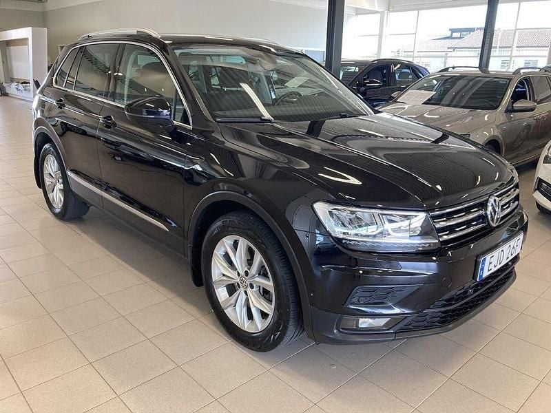 Svart (deep black pearl) Begagnad 2020 VW Tiguan Comfortline SUV | 279 900 kr (Bra pris) - Bild 1/4