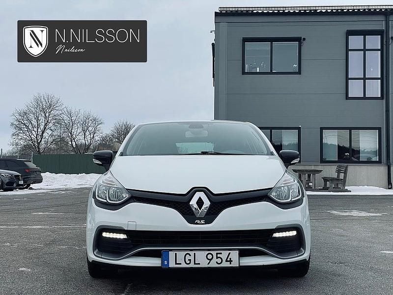 Begagnad Renault Clio IV Trophy 220 HK (161 kW) 2015 Vit Halvkombi