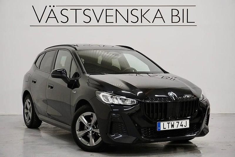 Svart Begagnad 2022 BMW 225 Active Tourer M Sport Minibuss | 339 000 kr (Lite dyr) - Bild 1/4