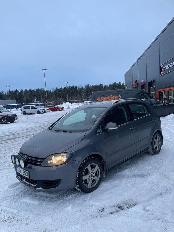 Grå Begagnad 2012 VW Golf Plus Cross Minibuss | 87 000 kr (Lite dyr) - Bild 1/4