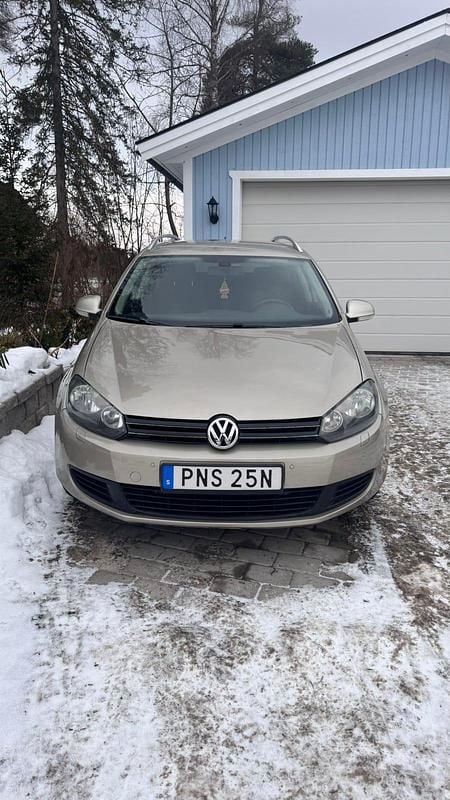 Begagnad VW Golf VII Comfortline 105 HK (77 kW) 2013 Golden brown Kombi