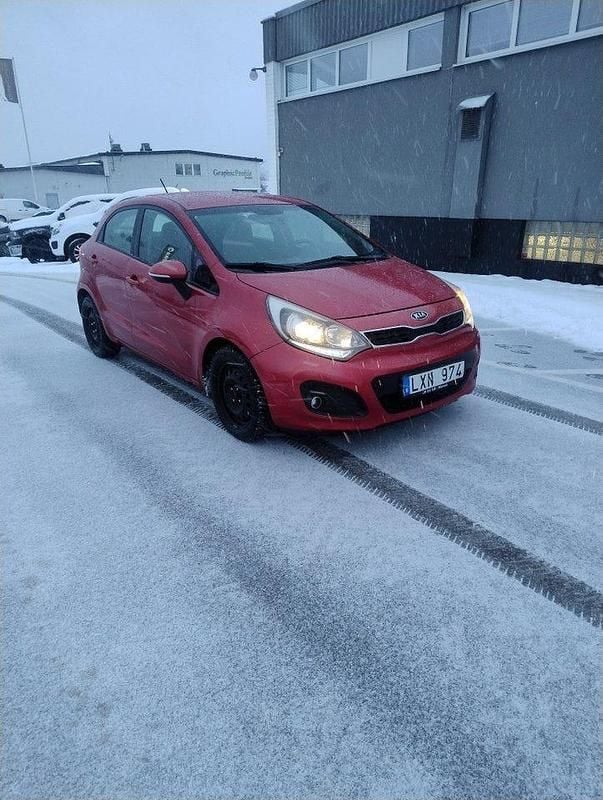 Röd Begagnad 2011 Kia Rio Halvkombi | 44 800 kr (Marknadspris) - Bild 1/4