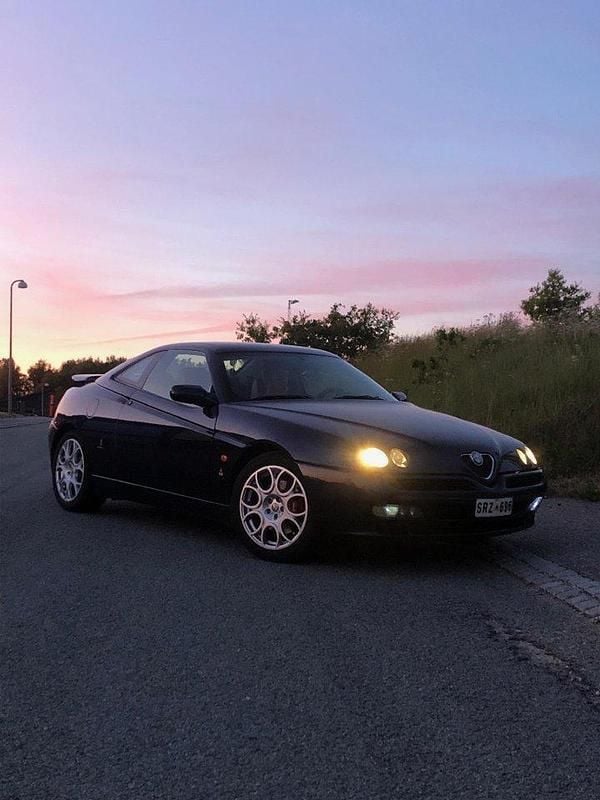 Blå Begagnad 2002 Alfa Romeo GTV Lusso Sportkupé | 149 000 kr - Bild 1/4
