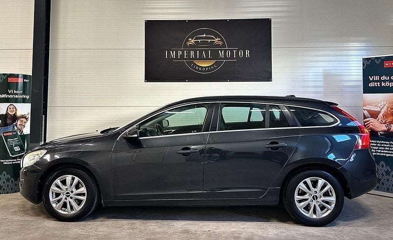 Grå Begagnad 2012 Volvo V60 Momentum Kombi | 67 500 kr (Bra pris) - Bild 1/4