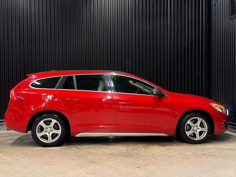 Begagnad Volvo V60 Momentum 215 HK (158 kW) 2011 Röd Kombi