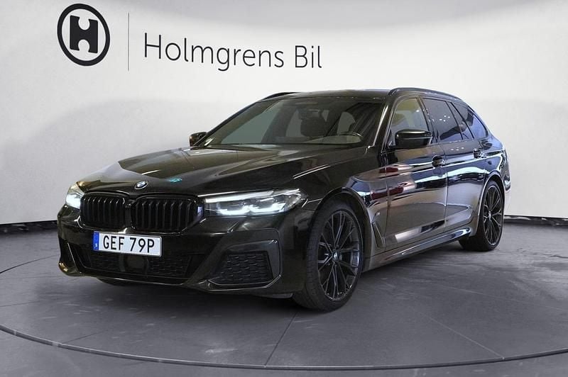 Svart (safirsvart metallic) Begagnad 2020 BMW 520 M Sport Kombi | 339 800 kr (Dyr) - Bild 1/4