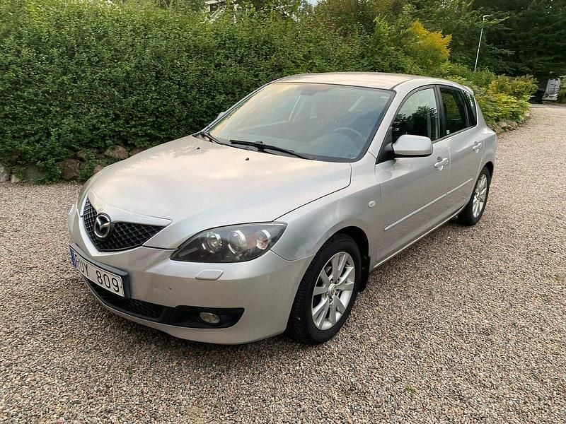 Grå Begagnad 2006 Mazda 3 Inclusive Halvkombi | 27 000 kr (Marknadspris) - Bild 1/4