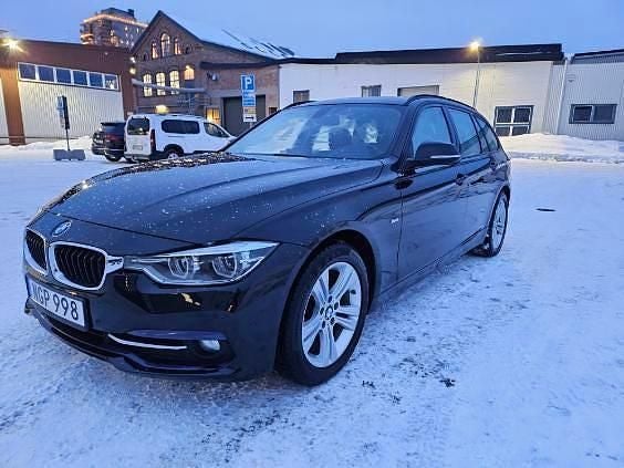 Svart metallic Begagnad 2016 BMW 320 Sport Line | 158 000 kr (Superpris) - Bild 1/4