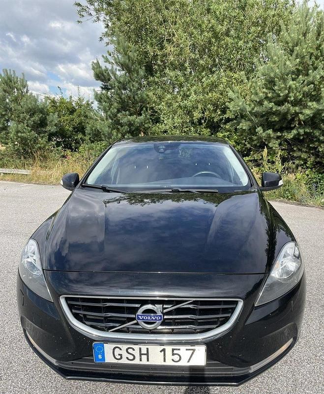 Svart Begagnad 2016 Volvo V40 Kinetic Kombi | 99 900 kr (Marknadspris) - Bild 1/4