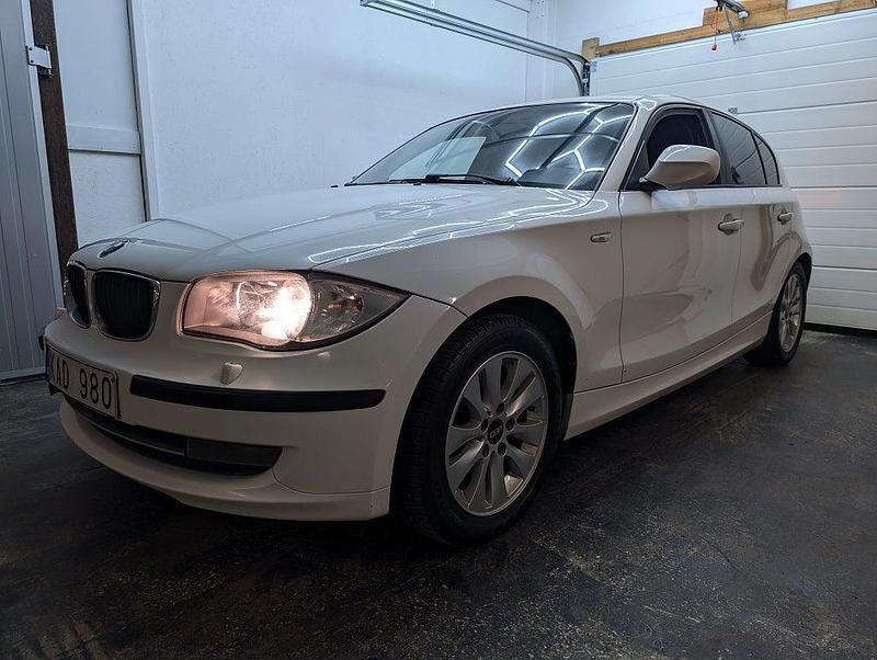 Begagnad BMW 118 Advantage 143 HK (105 kW) 2009 Vit Halvkombi