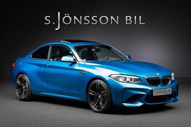 Blå Begagnad 2017 BMW M2 Comfort Edition Sportkupé | 439 000 kr (Marknadspris) - Bild 1/4