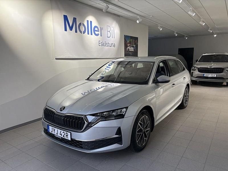 Silver (brilliant silver metallic) Ny 2025 Skoda Octavia Selection Kombi | 379 900 kr (Marknadspris) - Bild 1/4
