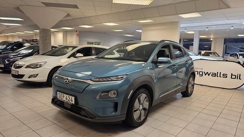 Blå Begagnad 2018 Hyundai Kona Premium SUV | 165 900 kr (Marknadspris) - Bild 1/4