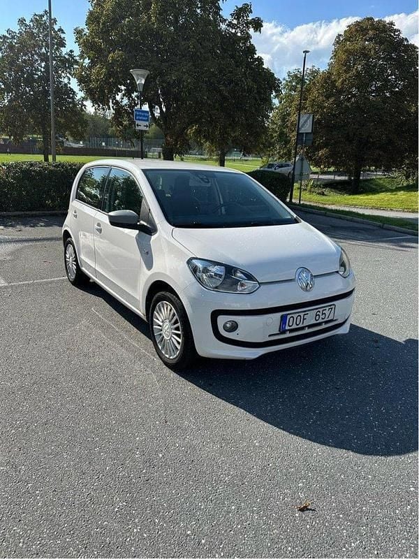 Vit Begagnad 2013 VW up! high up! Halvkombi | 69 990 kr (Marknadspris) - Bild 1/4