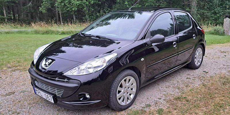Svart Begagnad 2010 Peugeot 206+ Halvkombi | 25 000 kr (Marknadspris) - Bild 1/4