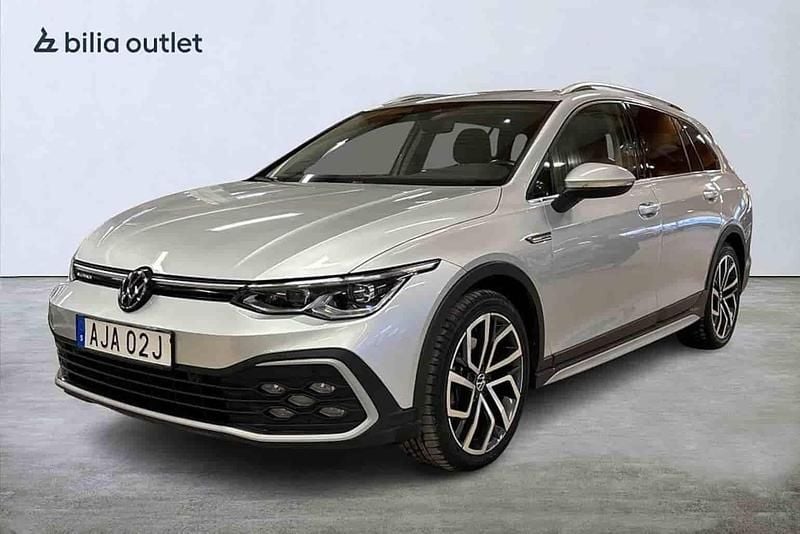 Silver Begagnad 2023 VW Golf VIII | 344 900 kr (Marknadspris) - Bild 1/1