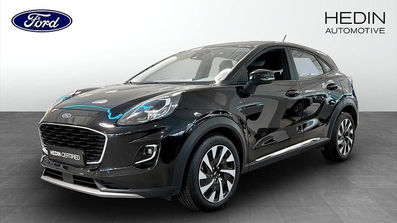 Svart (black) Begagnad 2023 Ford Puma Gen-E Titanium SUV | 234 000 kr (Marknadspris) - Bild 1/4