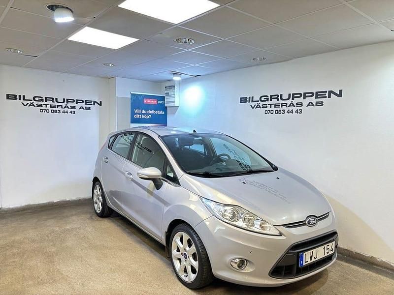 Grå Begagnad 2011 Ford Fiesta Titanium Halvkombi | 54 900 kr (Marknadspris) - Bild 1/4