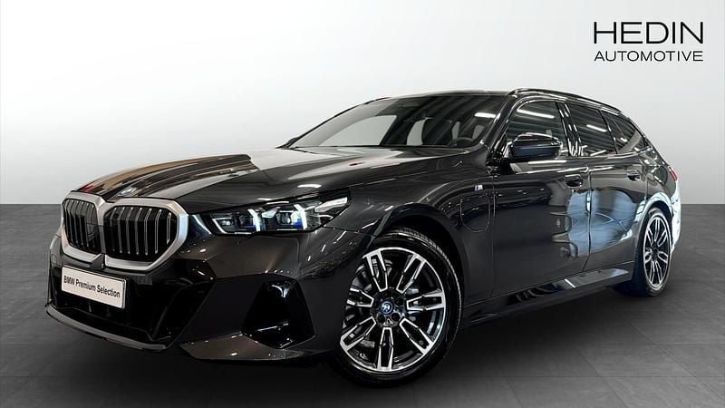 Grå (grey) Begagnad 2025 BMW 530e Comfort Edition Kombi | 638 700 kr (Superpris) - Bild 1/4