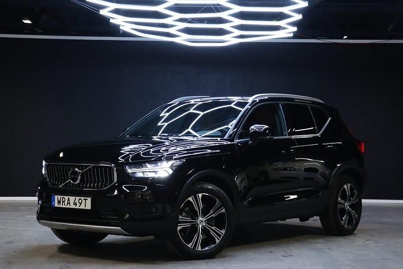 Svart Begagnad 2021 Volvo XC40 Inscription SUV | 339 900 kr (Marknadspris) - Bild 1/4