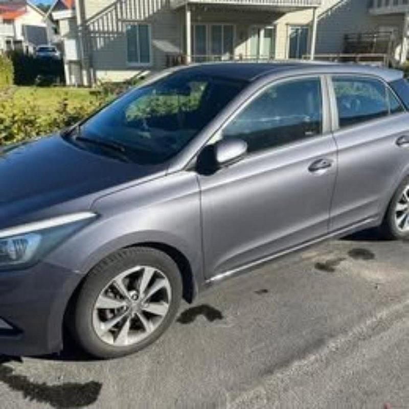 Grå Begagnad 2015 Hyundai i20 Premium Halvkombi | 85 000 kr (Bra pris) - Bild 1/4