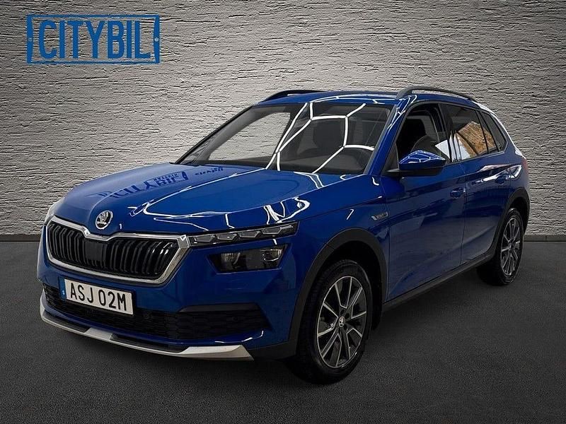 Blå (blåmetallic) Begagnad 2023 Skoda Kamiq ScoutLine SUV | 249 900 kr (Marknadspris) - Bild 1/4