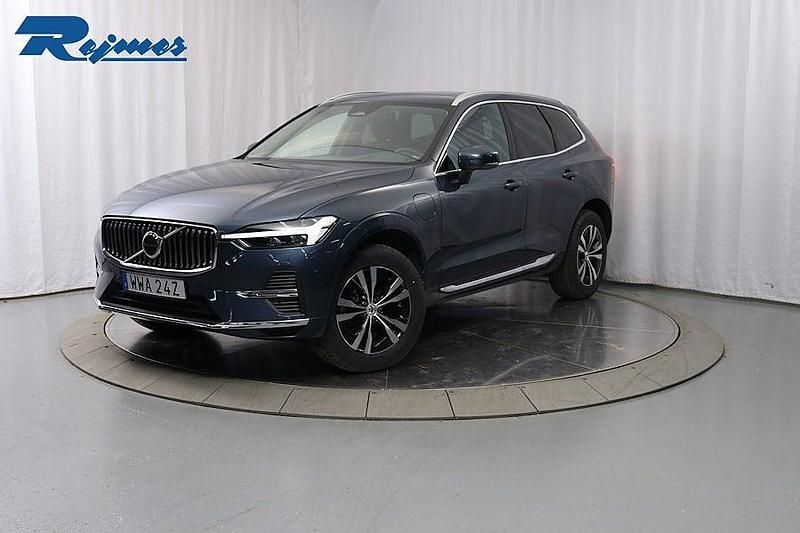 Mörkblå Begagnad 2023 Volvo XC60 Core SUV | 409 900 kr (Superpris) - Bild 1/4