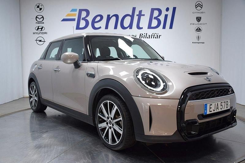 Svart Begagnad 2024 Mini Cooper S Halvkombi | 309 500 kr (Lite dyr) - Bild 1/3